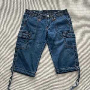 One Tuff Babe Size 7/8 Medium Wash Capri Jeans with Pockets